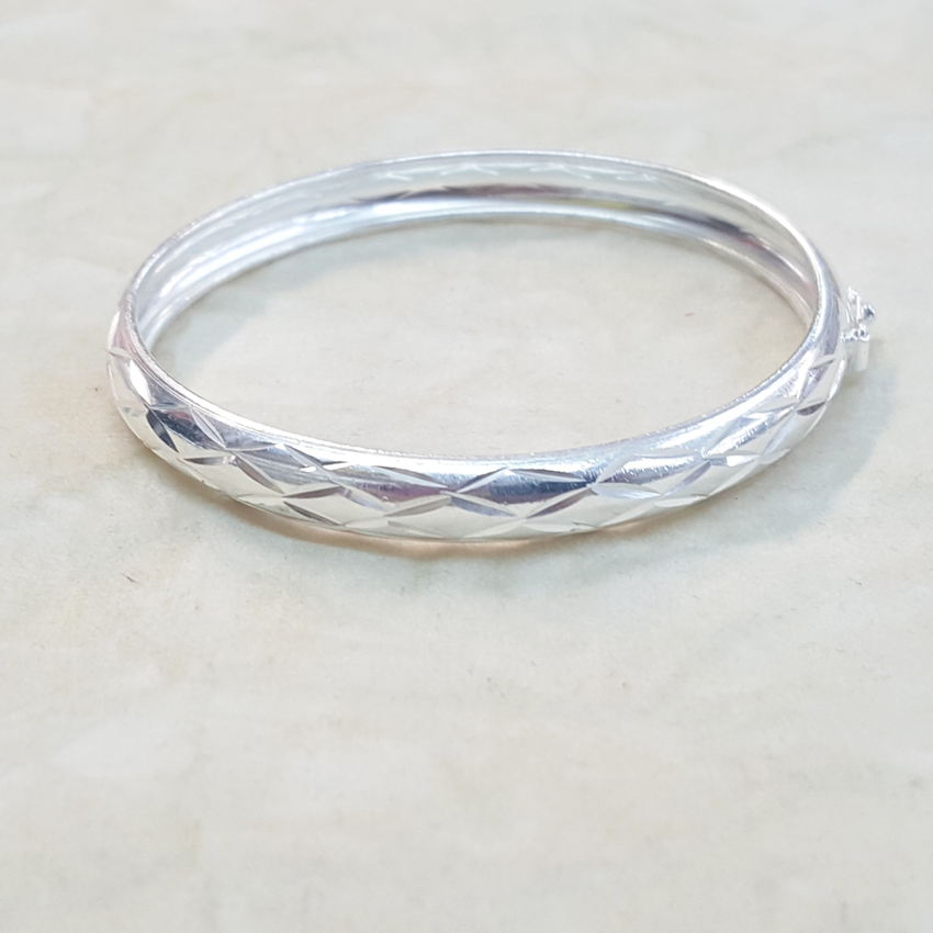 2-0722-h2 Sterling Silver Diamond Cut Open/Close Bangle.